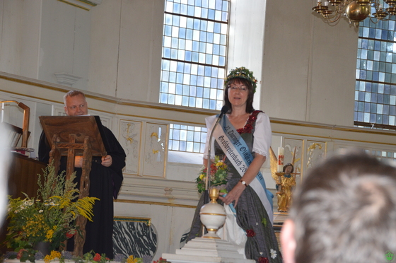 Die amtierende Kräuterkönigin begrüßt die Gäste und berichtet von ihrer Amtszeit